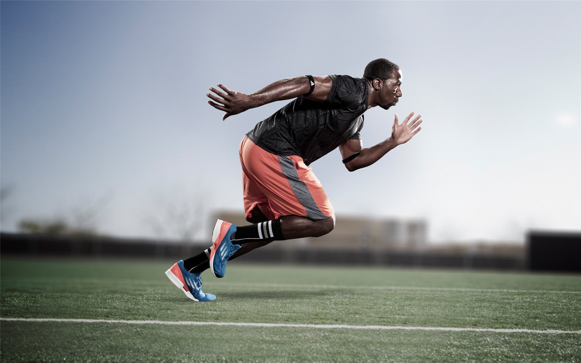 “亚戈·卡尔曼的精准控球与远程传球，助美洲狮队制霸世界赛场”