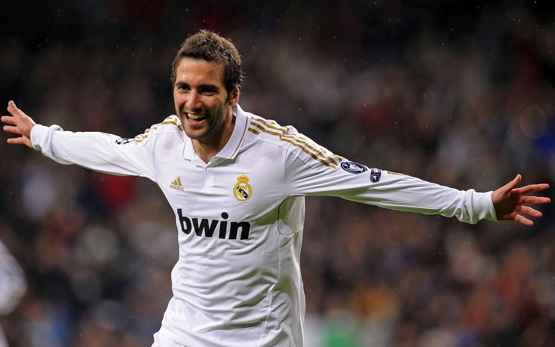 _场边观众:球迷盛会尽显激情_,球迷观赛时看到精彩瞬间,会激动得